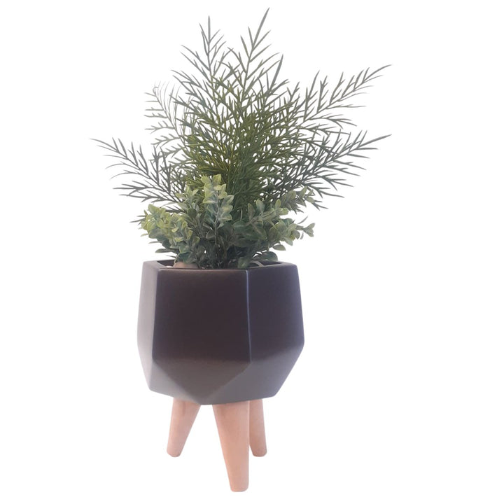 نبات صناعي أخضر مع أصيص فيبرجلاس بتصميم عصري